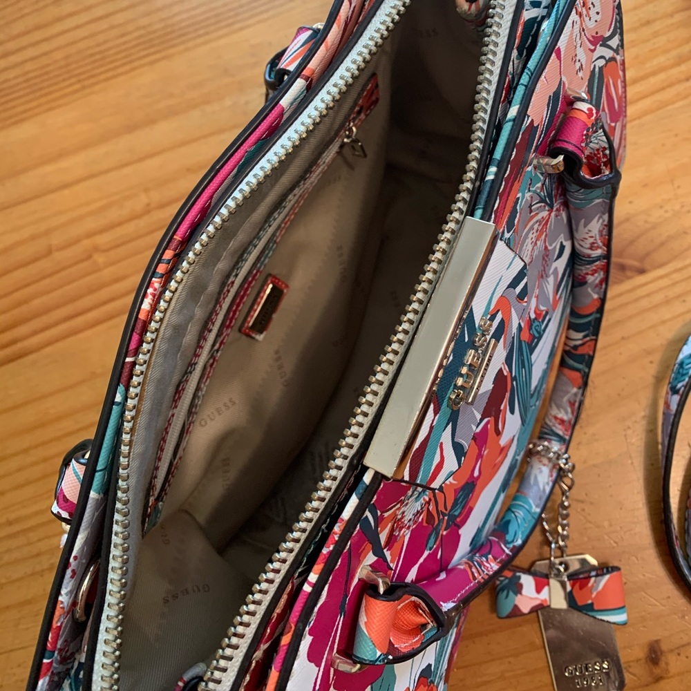 Guess Handbag- as new! - Picture 5 of 5